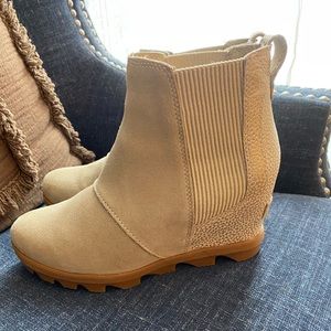 SOREL Joan of Arc wedge with cheetah detail on heel. Size 6.5